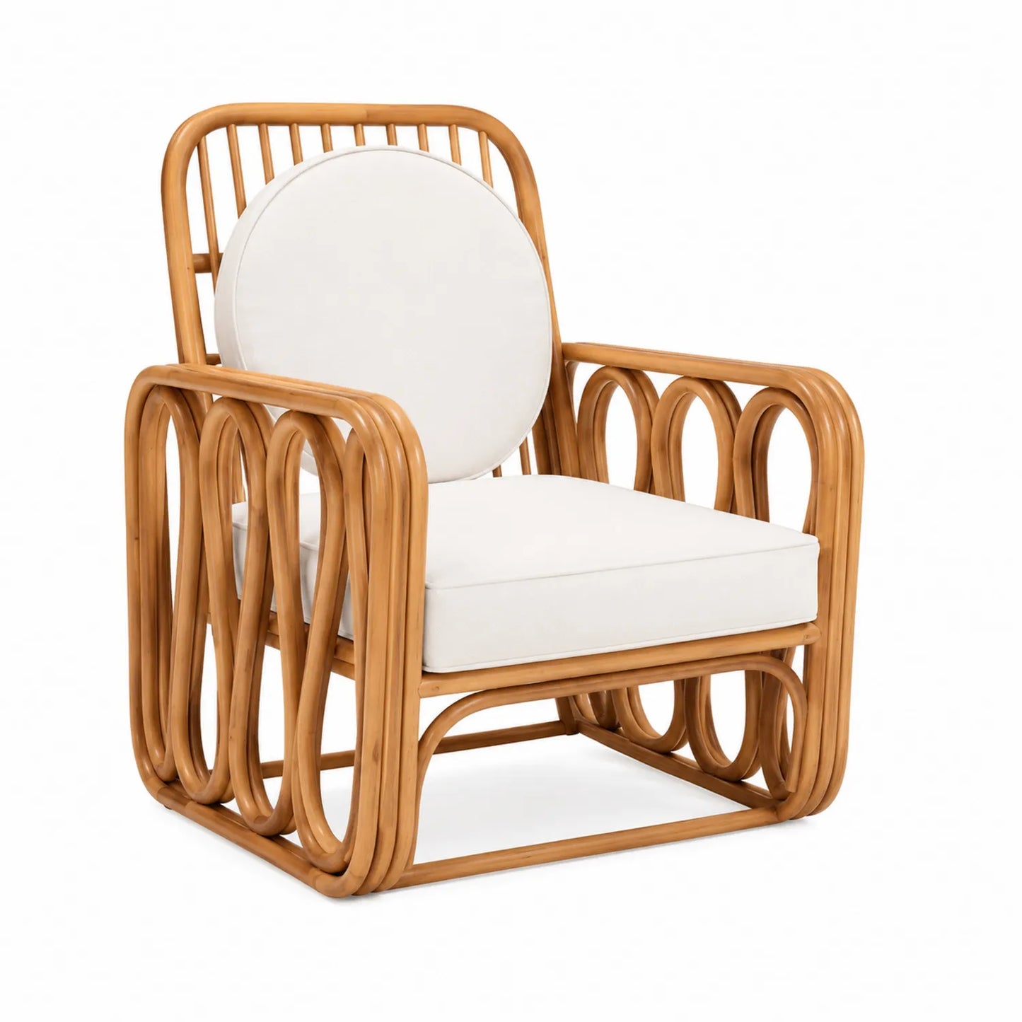 Poltrona in rattan con cuscini in cotone bianco