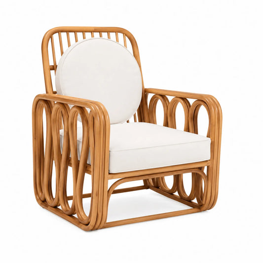 Poltrona in rattan con cuscini in cotone bianco